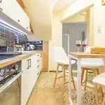 New Renovated Apt In City Center